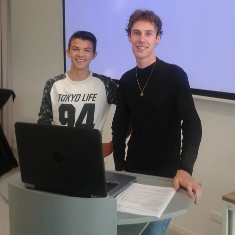 Ben Bouwmeester (links) de groenteboer op de markt en Jessy van der Vlist van Stickychapter